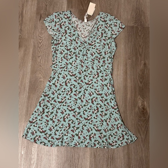 NWT FLORAL DRESS - Picture 2 of 3
